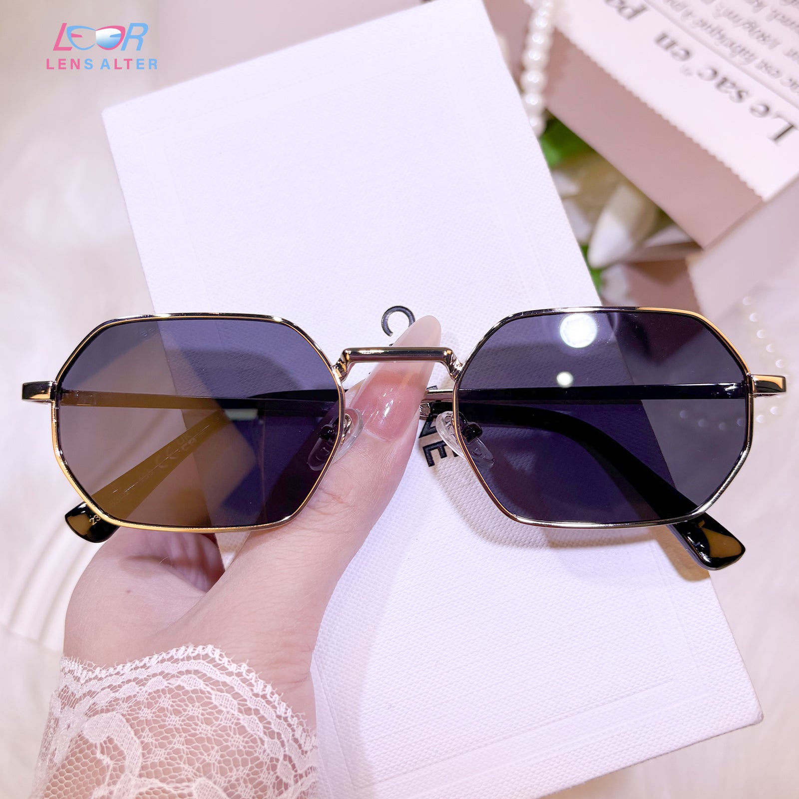 Gold Frame Sunglasses with Black Gradient Lenses - Women\'s Fashion GUCCI GG0564S Women Cateye Polarized BI-FOCAL Sunglasses  main image 3
